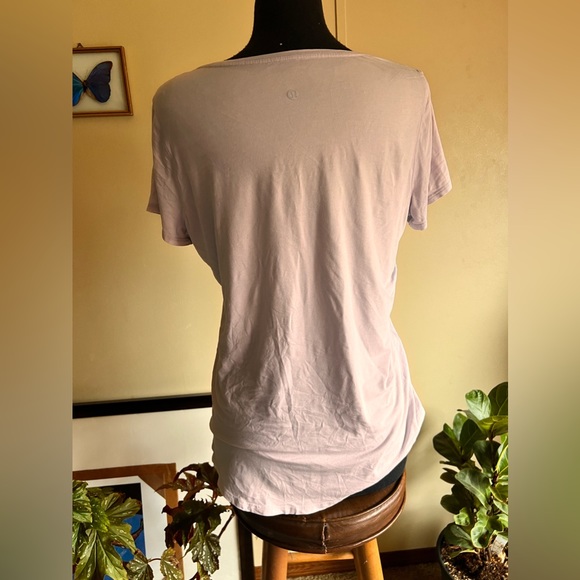 Lululemon pale, purple size medium, excellent condition, T-shirt, V-neck - Picture 3 of 6